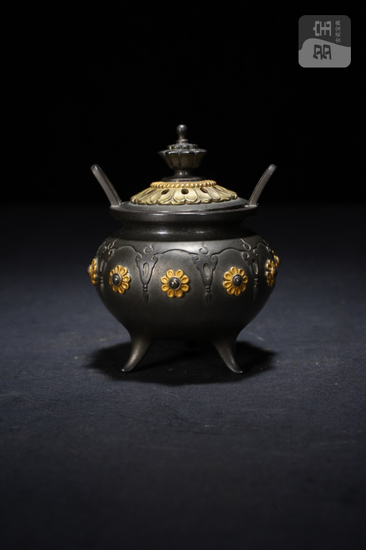 十九世纪 大岛如云作”款 银地嵌金三足炉 - 图2